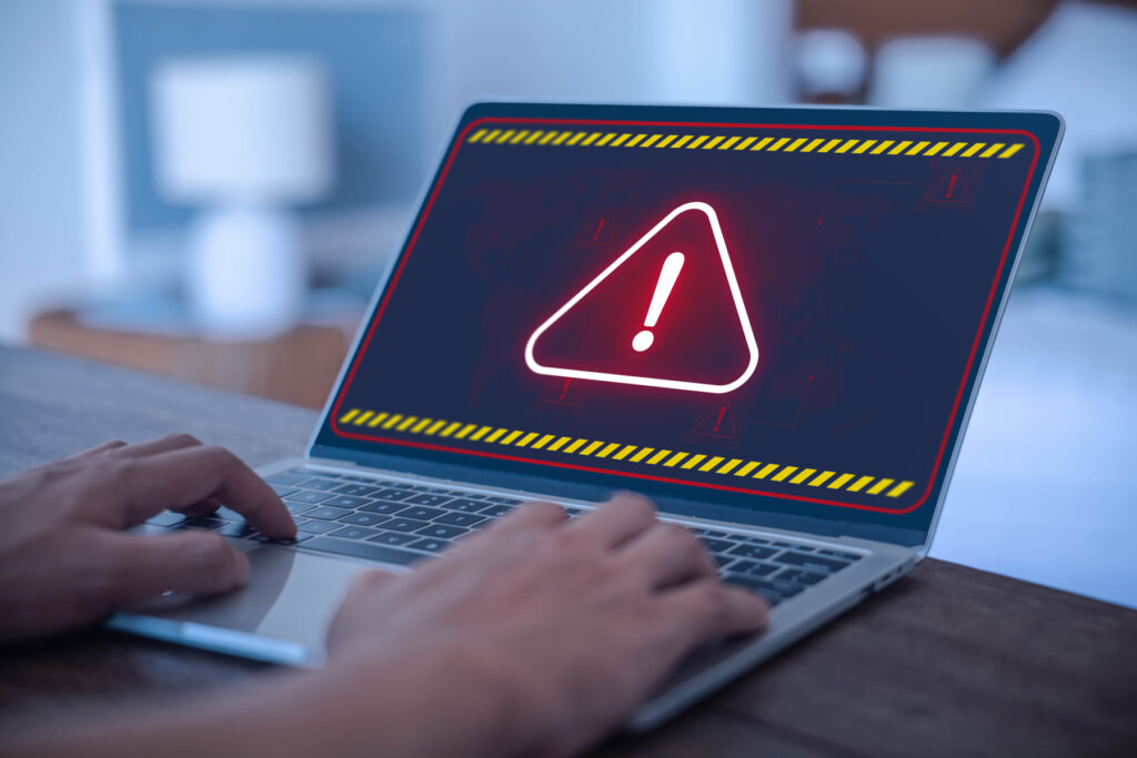 Cyber Security, Laptop mit Warnzeichen für Cyberangriff