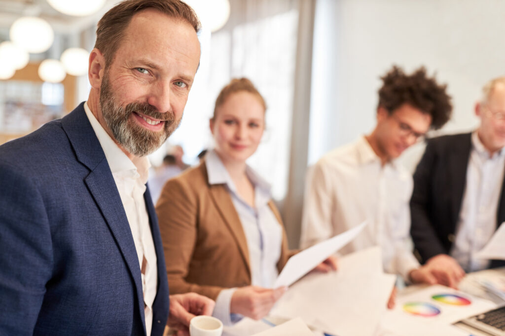Lächelnder Geschäftsmann als Datenschutzbeauftragter oder Manager